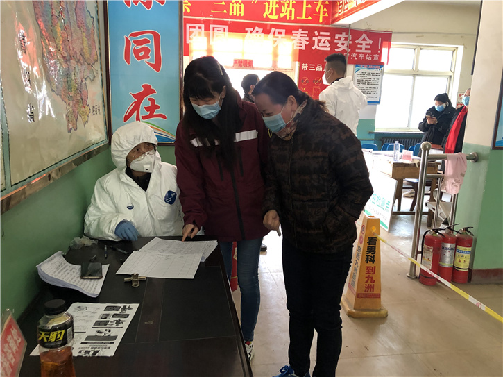 巡回组在会宁县汽车站指导乘客体温测量等工作.JPG